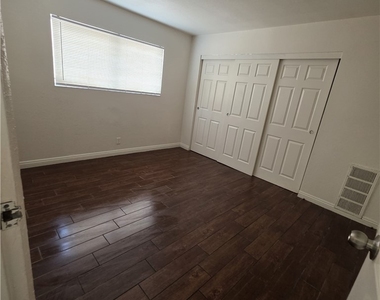 2626 Lynnwood Street - Photo Thumbnail 4