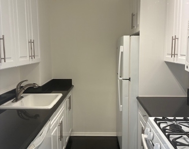 888 8th Avenue - Photo Thumbnail 5