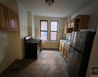 East 182 Street - Photo Thumbnail 6