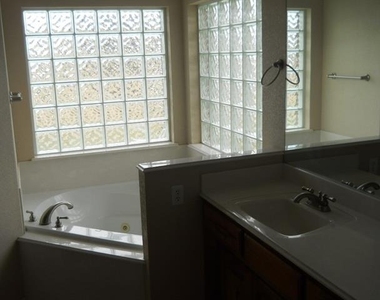 202 Ruger Street - Photo Thumbnail 12