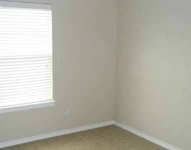 202 Ruger Street - Photo Thumbnail 7