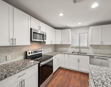 207 E Harwood Road - Photo Thumbnail 3