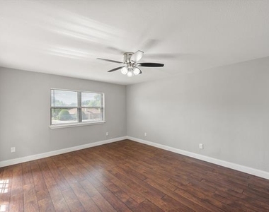 207 E Harwood Road - Photo Thumbnail 6