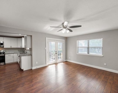207 E Harwood Road - Photo Thumbnail 7