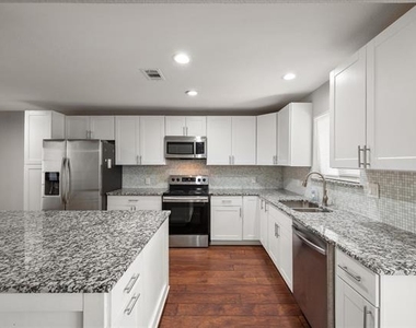 207 E Harwood Road - Photo Thumbnail 5