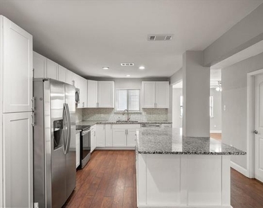 207 E Harwood Road - Photo Thumbnail 2