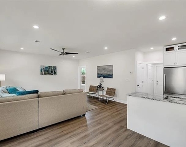 5204 Slate Street - Photo Thumbnail 6
