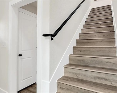 5204 Slate Street - Photo Thumbnail 4
