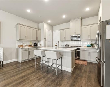 4937 Barcelona Avenue - Photo Thumbnail 7