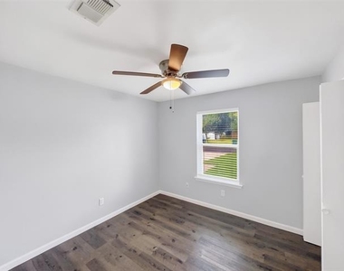 109 N Heights Drive - Photo Thumbnail 6