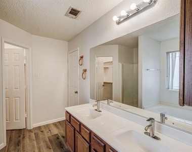 7133 Amber Drive - Photo Thumbnail 8