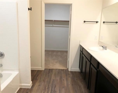 921 Bois D Arc Lane - Photo Thumbnail 10