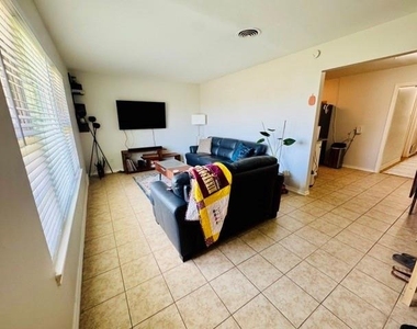 2732 W Jefferson Boulevard - Photo Thumbnail 2