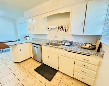 2732 W Jefferson Boulevard - Photo Thumbnail 3