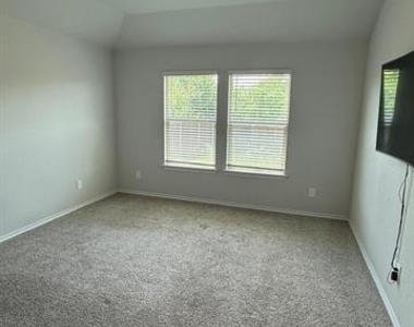 112 Piping Rock Drive - Photo Thumbnail 8