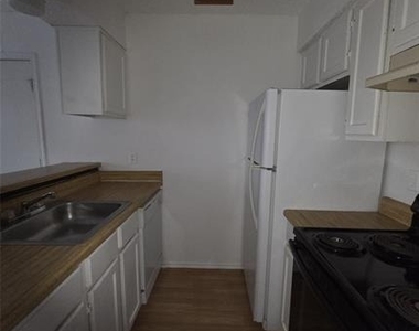 7621 Mccallum Boulevard - Photo Thumbnail 9