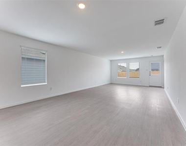 3812 Ontario Way - Photo Thumbnail 4