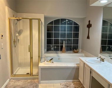 2102 Hunter Place Lane - Photo Thumbnail 12