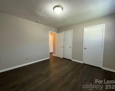 322 E Sumter Street - Photo Thumbnail 7