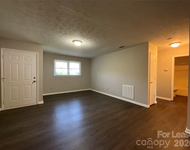 322 E Sumter Street - Photo Thumbnail 4