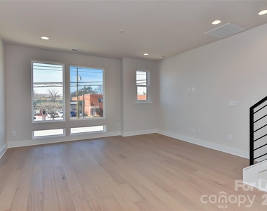 2204 Northend Drive - Photo Thumbnail 8