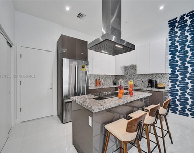 1222 Ne 15th Avenue - Photo Thumbnail 13