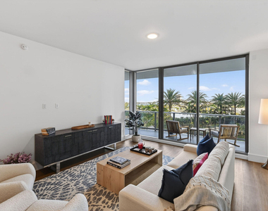 220 Lake Shore Drive - Photo Thumbnail 6