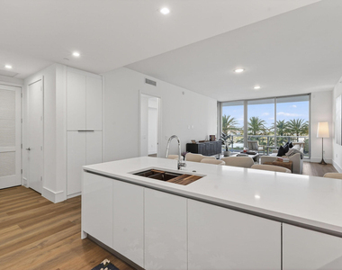 220 Lake Shore Drive - Photo Thumbnail 3