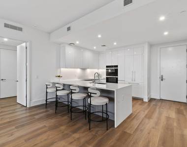220 Lake Shore Drive - Photo Thumbnail 5
