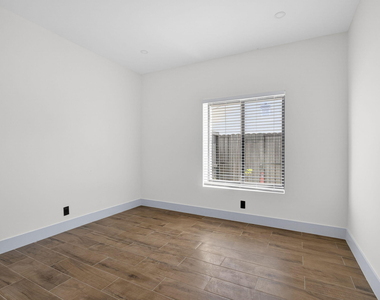 324 20th Street - Photo Thumbnail 9