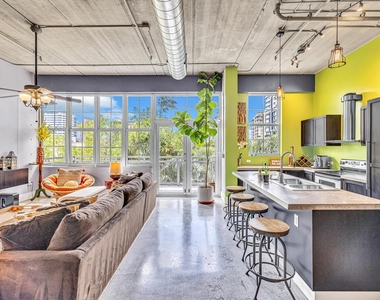 425 N Andrews Avenue - Photo Thumbnail 4