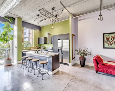 425 N Andrews Avenue - Photo Thumbnail 5
