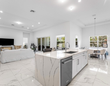 9256 Crestview Circle - Photo Thumbnail 8