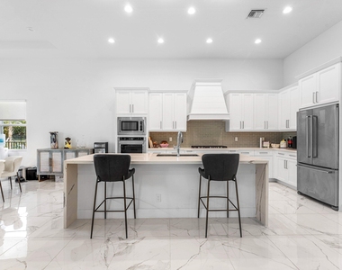 9256 Crestview Circle - Photo Thumbnail 10