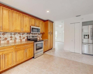 10758 Lake Jasmine Drive - Photo Thumbnail 5