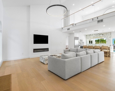 1366 Sw 4th Court - Photo Thumbnail 4