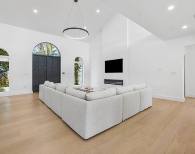 1366 Sw 4th Court - Photo Thumbnail 6
