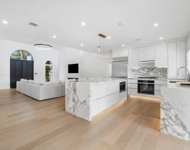 1366 Sw 4th Court - Photo Thumbnail 10