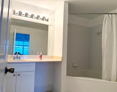 2080 Greenview Shores Boulevard - Photo Thumbnail 8