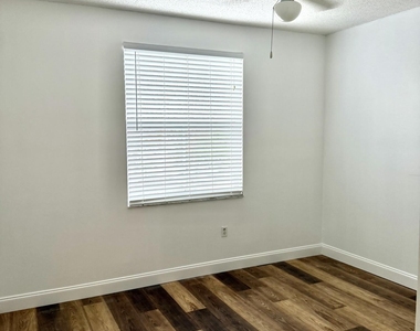 2080 Greenview Shores Boulevard - Photo Thumbnail 9