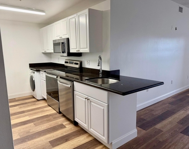 2080 Greenview Shores Boulevard - Photo Thumbnail 4