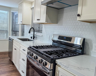 801 N M Street - Photo Thumbnail 4