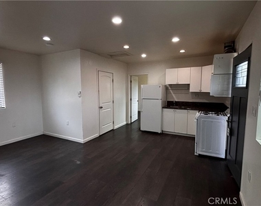 7922 Lindley - Photo Thumbnail 3