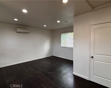 7922 Lindley - Photo Thumbnail 5