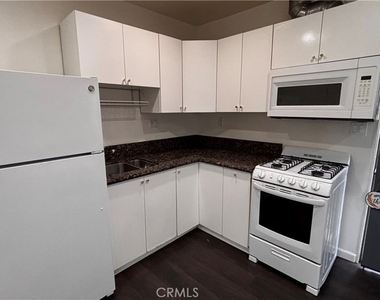 7922 Lindley - Photo Thumbnail 4