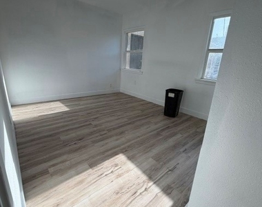 16817 1/2 Sherman Way - Photo Thumbnail 4