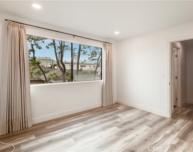 984 Granville - Photo Thumbnail 12