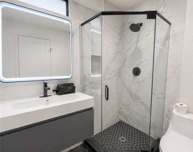 984 Granville - Photo Thumbnail 17