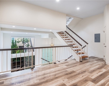 984 Granville - Photo Thumbnail 7
