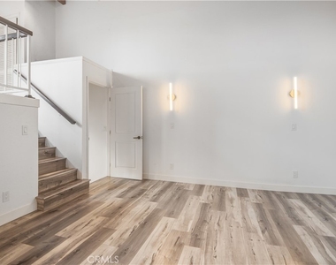 984 Granville - Photo Thumbnail 3